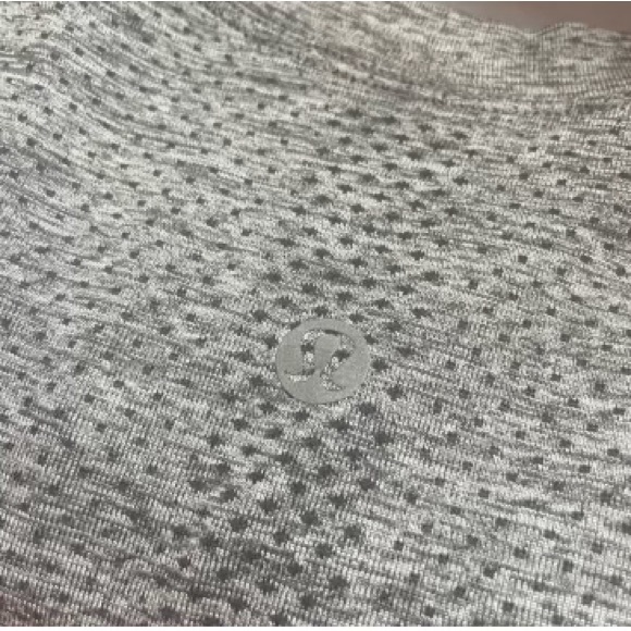 Lululemon top. Size 6 - Picture 3 of 3